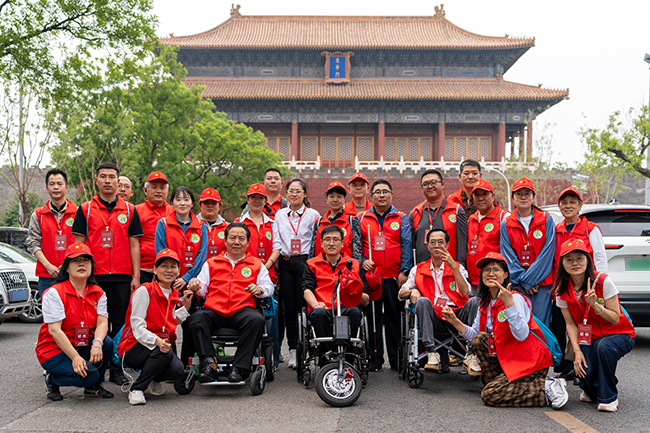 图为京津冀残疾人故宫行天津市残联代表合影